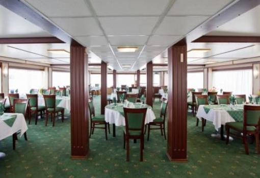El Restaurante es amplio y luminoso