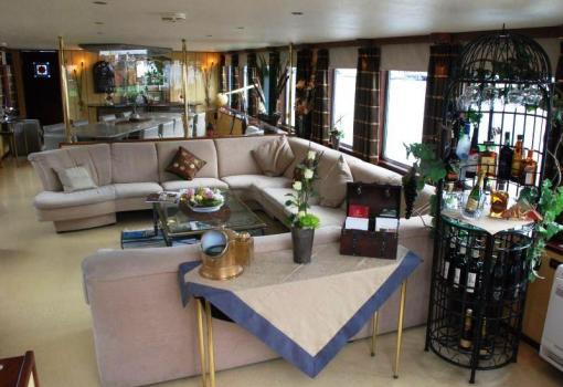 El amplio y confortable salón de la Barcaza "Panache"