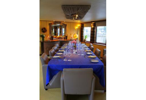 Aquí la vemos preparada para servir la cena