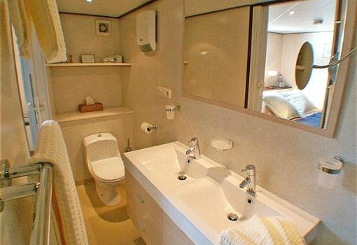 Cada cabina tiene un baño privado con ducha, lavabo...