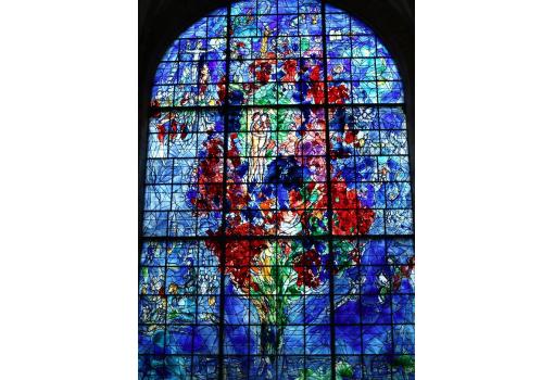Capillas con tesoros únicos, como esta vidriera de Chagal