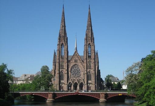 Con grandes iglesias como la Eglise de St. Paul