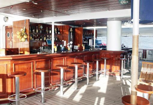 Tomar un refresco en el bar Tropical, en cubierta