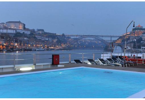 Aproveche para refrescarse en la piscina y admire sus vistas