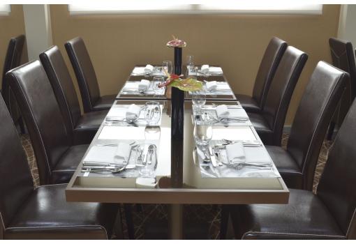 Una de las elegantes mesas del Restaurante