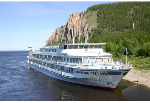 El MS Mikhail Svetlov en aguas de Siberia