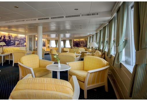 Ventanales luminosos con vistas únicas por todo el barco