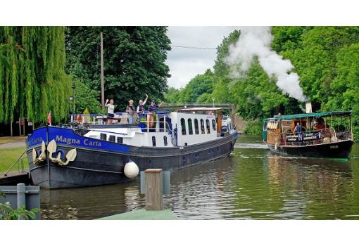 Steamer pasando junto al Magna Carta