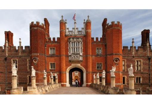 Entrada principal del palacio de Hampton Court
