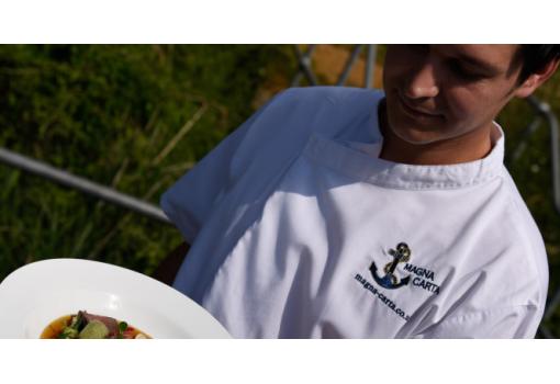 un experto cocinero dedicado a complacer a los 8 huéspedes