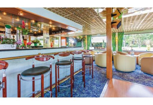 El bar y los grandes ventanales del buque