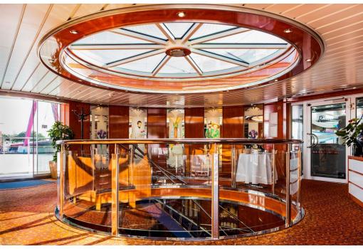 Vitral con luz natural del Atrium del MS Bellejour