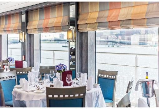 Mesas del Restaurante con sus grandes ventanales