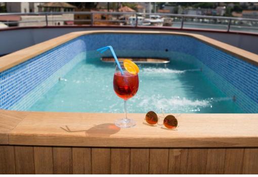 El gran jacuzzi del MS Apolon
