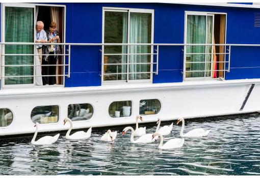 Disfrute del placer de su balcón junto al río