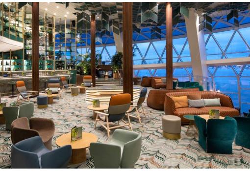En popa está el Eden Lounge, con sus grandes ventanales