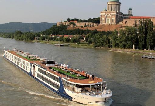 El MS River Voyager navegando por el Danubio