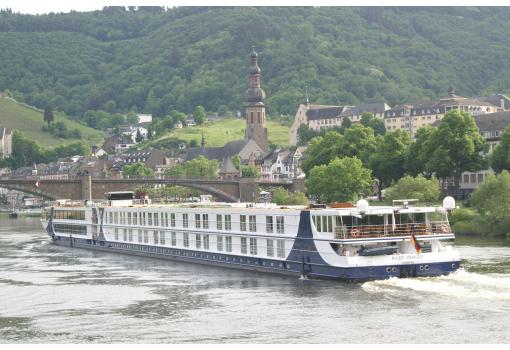 El MS River Voyager navegando por el verde río Rhin