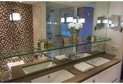 Un completo baño con dos lavabos