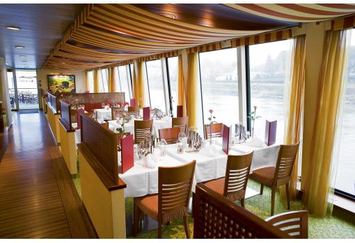 El Restaurante también tiene grandes ventanales