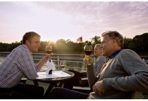 Saboreando un vino al atardecer