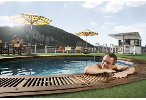 La relajante piscina de la Cubierta Solarium