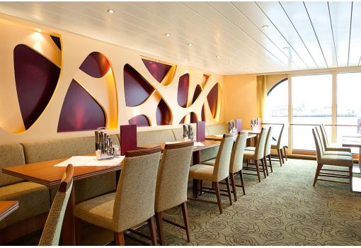 El luminoso restaurante con sus grandes ventanales