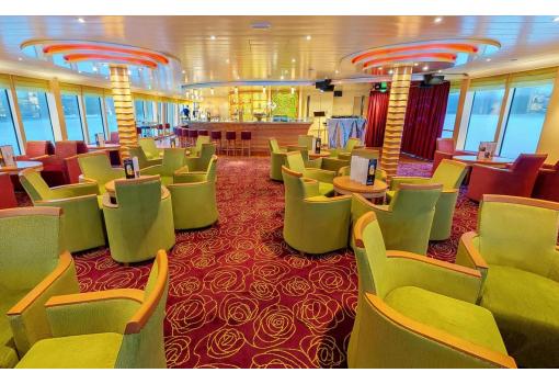 El lounge (salón) es luminoso y confortable