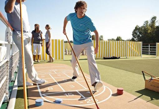 El Shuffleboard en el solarium