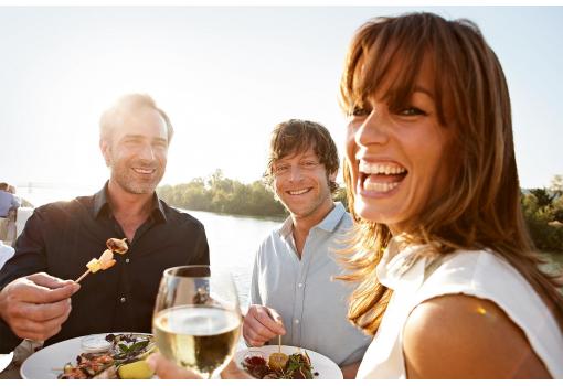 Disfrute de la delicias del buffet en el solarium
