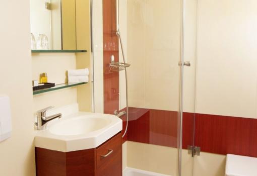 Baño privado con ducha en cada camarote