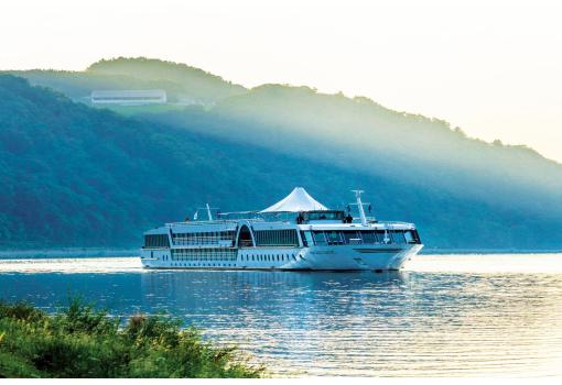 Navegando por el Danubio el buque se muestra elegante