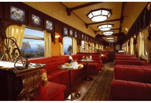 El salón del tren es elegante y confortable