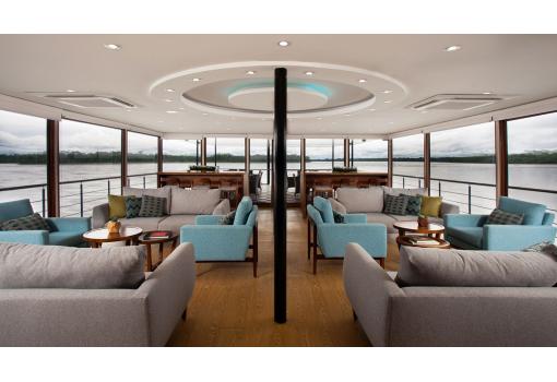 Interiores elegantes y ventanales panorámicos