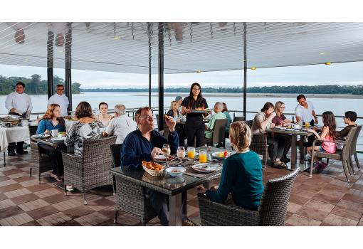 Desayuno al fresco en la cubierta superior