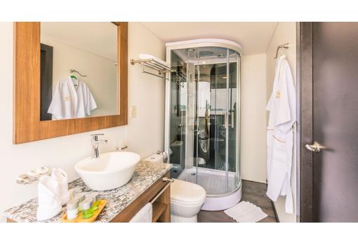 Todas las cabinas tienen su propio baño privado