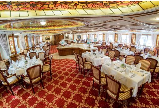 El luminoso restaurante a bordo del MS Prinzessin Katharina