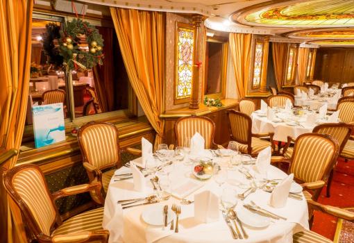 Una de las encantadoras mesas del restaurante en navidad