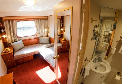 Cabina Twin con camas en L
