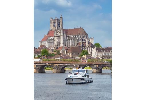 Disfrute de los paisajes de francia navegando